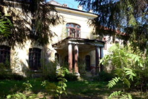 Волонтеры очистят дачу Фаберже под Петербургом. Ранее Варламов снял видео о полуразрушенном памятнике