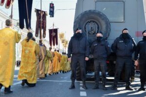 ОМОН, кадеты, Милонов и сбор денег. Как в Петербурге прошел крестный ход, на который не принесли флаги ЛДНР