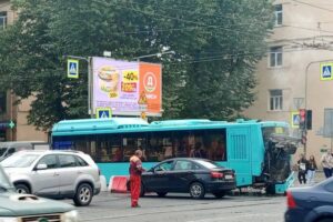 Часть лазурных автобусов снимут с маршрутов. За год сгорело 15 автобусов