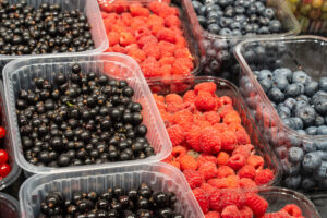 Где купить сезонные ягоды и грибы. Морошка, земляника и лисички с рук, на рынках и в доставке