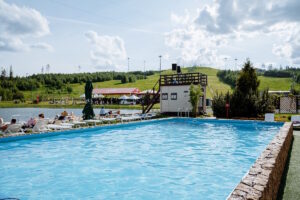 10 открытых бассейнов, где можно отдохнуть от жары в Петербурге и Ленобласти. От гидромассажа с видом на «Лахта Центр» до террасы на крыше репинского отеля