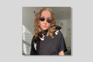 «Пирожок готов к укотовлению». Блогерка Даня Тихонова оставила бизнес, чтобы спасать бездомных котят, и набрала миллионы просмотров на видео с их купанием. Вот ее история