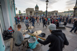 «Иноагентов нельзя не петь». Уличные музыканты после ареста «стоптайм» не поменяли репертуар, но «полиция разбушевалась»