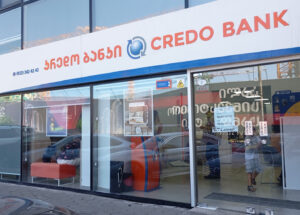 Клиенты Credo Bank пожаловались в Нацбанк. Из-за комиссии, которую списывают даже с заблокированных карт, у тех, кто находится за границей и не пользуется банком в Грузии