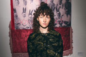 Пять лет назад Оксана Афанасьева приделывала керамические уши к стенам домов, теперь у нее персональная выставка в Петербурге. Интервью художницы