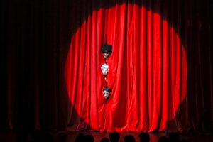 Как попасть на спектакль, который очень хочется посмотреть? И можно ли сэкономить на билетах? 10 советов «Бумаги»