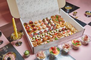 Готовая еда на Новый год и конец декабря. Где заказать осетрину, похмельные щи и торт в виде снеговика