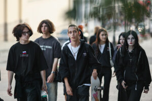 Как реагировать на толпу агрессивных подростков? И что делать родителям, если их ребенок сбегает на «сходки»? Отвечает психолог «Улицы Мира»