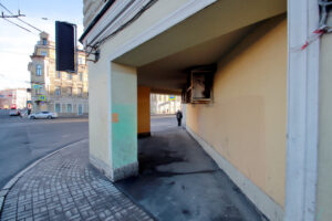 На некоторых перекрестках в центре Петербурга можно пройти прямо сквозь дом. Как и зачем появились эти арки для пешеходов?