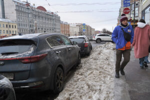 «Припарковали сугробы». Петербуржцы массово жалуются на платные парковки в центре — их плохо убирают, а платить нужно по 360 рублей в час