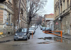 Жители улицы Читадзе поставили шлагбаум и закрыли проезд. В комментариях мнения разделились