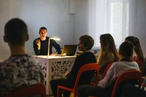 «Первой нашей домашкой было нарисовать граффити на заброшке». Каким ученики запомнили Николая Комягина — школьного учителя и вокалиста Shortparis