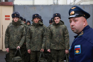 С 1 апреля начнут отправлять в армию — впервые с объявления круглогодичного призыва. Что делать, если пришла повестка? Можно ли обжаловать ограничения?