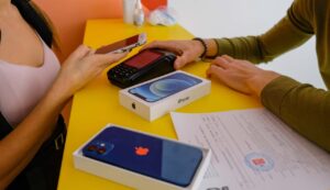 «Айфон с правом ношения». Как в Грузии работает залог айфона 