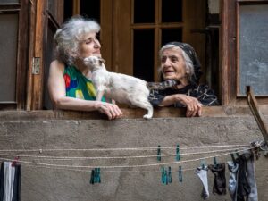 «Я больше всего люблю места, где кипит жизнь». Фотограф Дмитрий Зверев — о реакции людей на камеру, тбилисских дворах и маршрутах для прогулок 