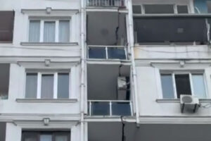 Трещины на батумской многоэтажке обсуждают в фейсбуке
