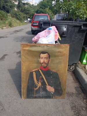 Портрет Николая II обнаружила у мусорных контейнеров жительница Тбилиси